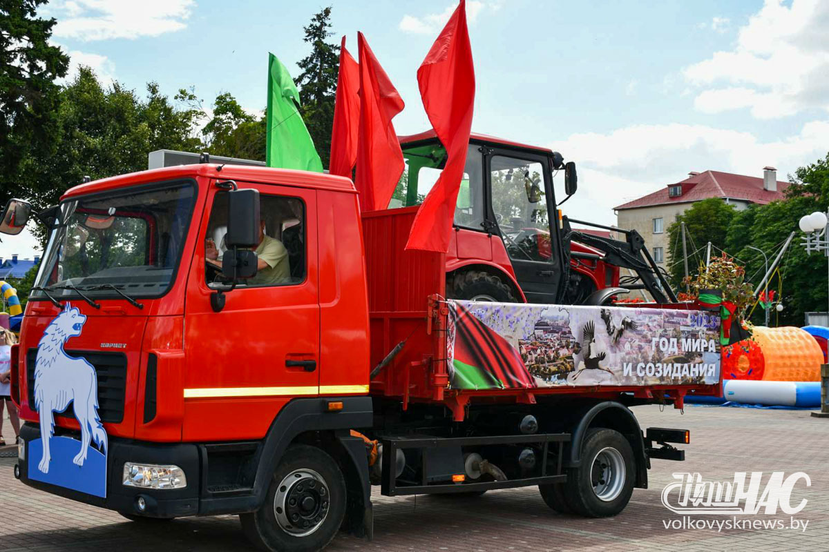 3 июля 2023 года ПКУП “Волковысское коммунальное хозяйство” в виде инсталляции представило cимволы суверенной независимой Беларуси в честь празднования Дня Независимости Республики Беларусь