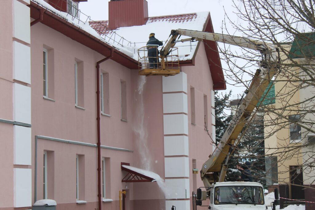 Уборка снега с крыш домов