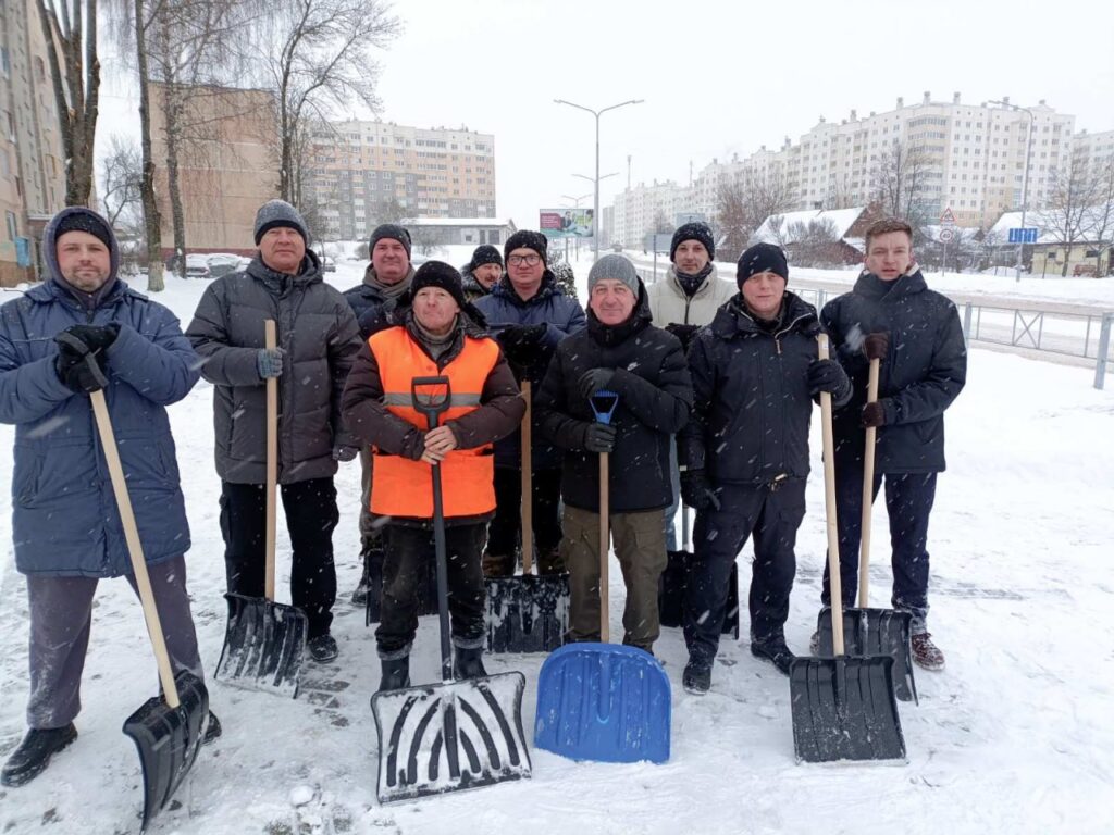 Продолжается активная уборка снега