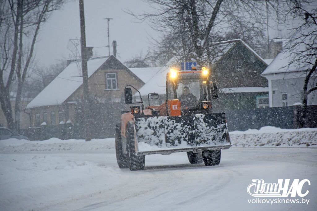 Проходит активная уборка снега