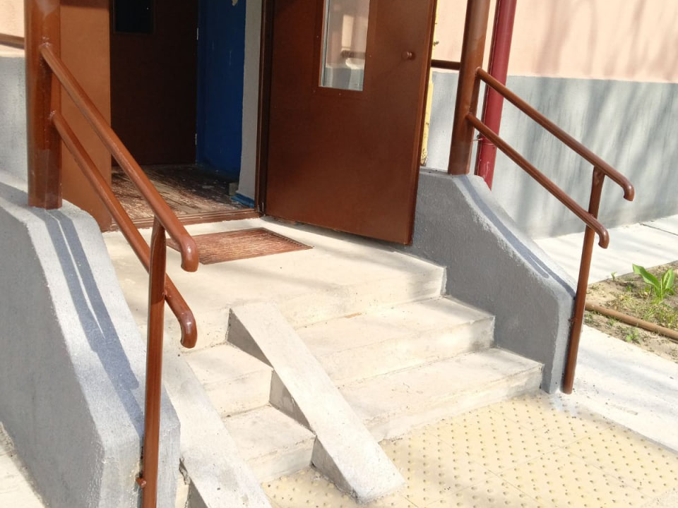 Установка поручней в доме по ул. Советская, 24